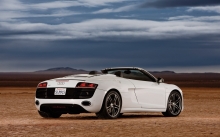 Белый Audi R8 в пустыне